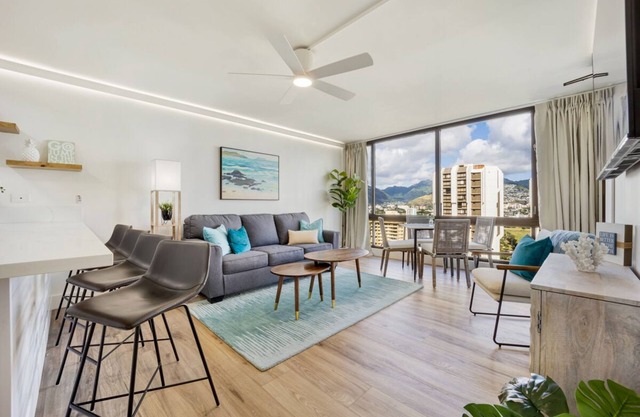 Newly renovated, Free Parking, One block to Waikiki Beach