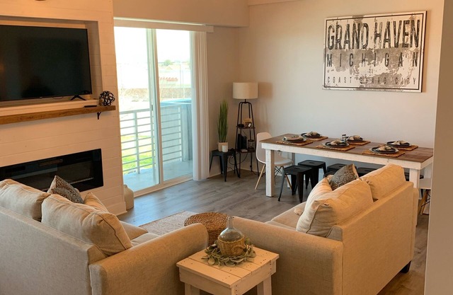Newly Renovated: Grand Landing #311. lofted 3 BR, 2 bath, 2 bunks 10 guests!