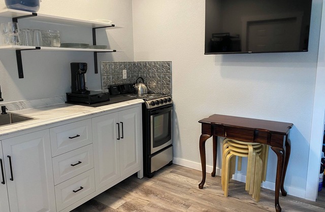 Newly renovated guest house 3 blocks from Flathead Lake