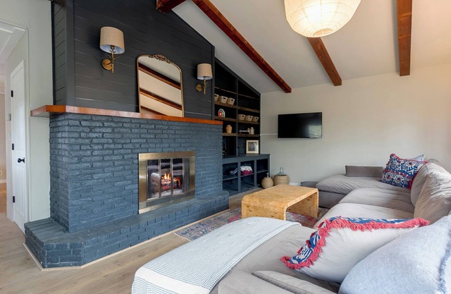 Newly updated wooded retreat near Three Oaks and Union Pier