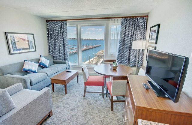Newport Harbor, Rhode Island: 1BR w/City Views, FREE Wi-Fi, Close to Attractions