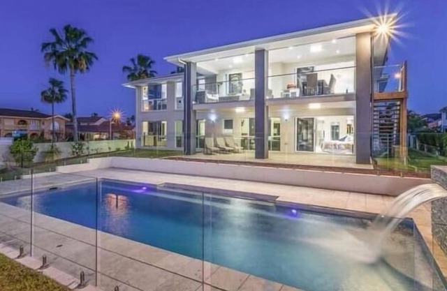 Newport Luxury House with Pool