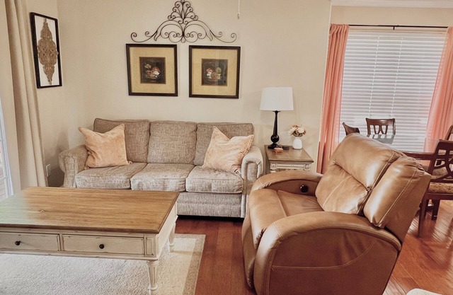 Next To SDC & Table Rock Lake. 20ft Patio. King Master 2BR 2BA.Full Size Kitchen