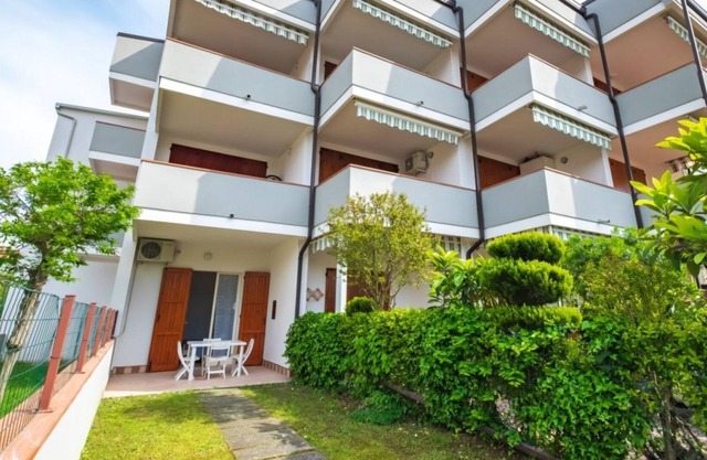 Nice 2-rooms-flat on ground floor, air conditioning and parking place, next to the shops