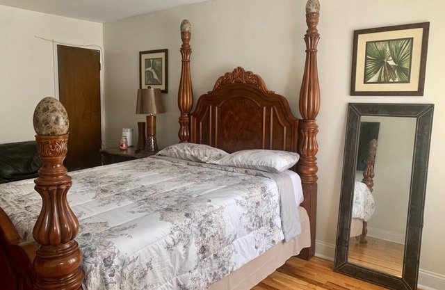 Nice and comfortable 2 Bedrooms and 1 full bath apartment