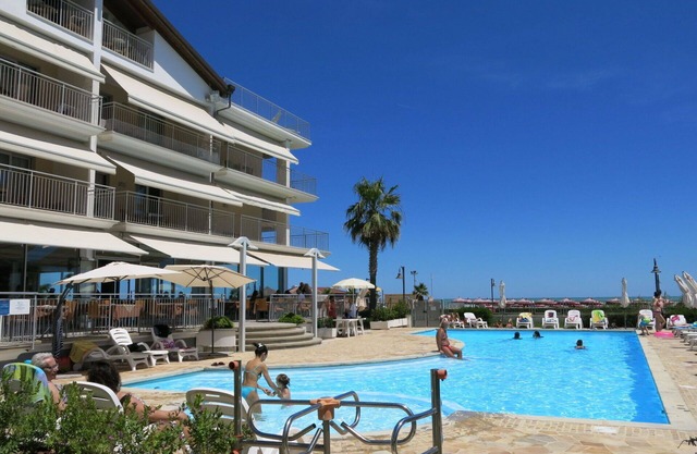 Nice apartment for 4 guests with internet, pool, A/C, TV, terrace, pets allowed and parking