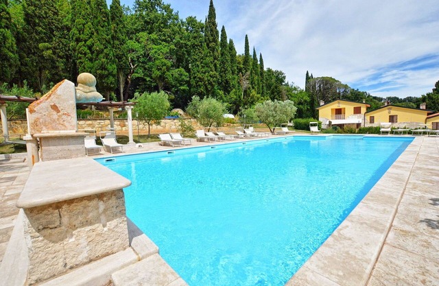 Nice apartment for 6 guests with pool and parking