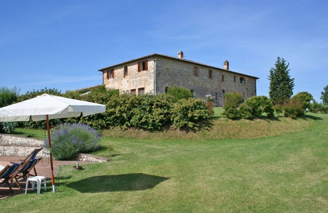 Nice apartment for 6 guests with pool, WIFI, patio, panoramic view and parking, close to Siena