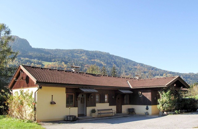 Nice apartment in villa for 4 people with WIFI, TV, terrace, pets allowed and parking