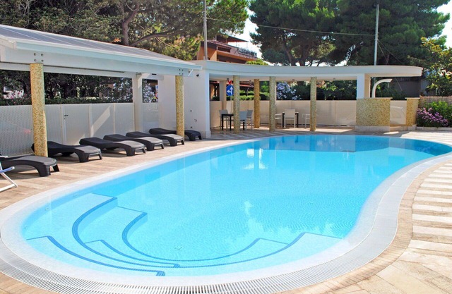 Nice apartment for 5 guests with A/C, WIFI, pool, TV, balcony, pets allowed and parking
