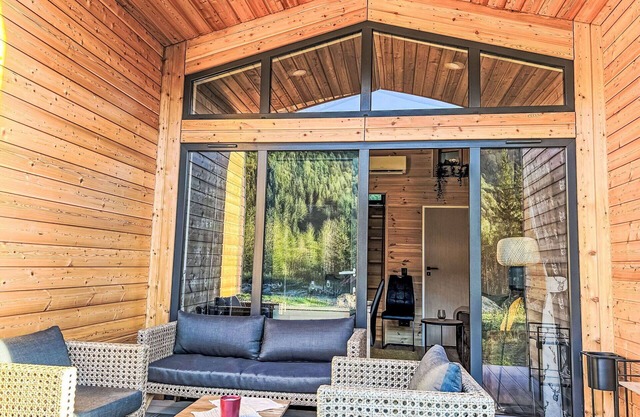 Nice apartment in villa for 5 guests with A/C, TV, terrace, pets allowed and parking