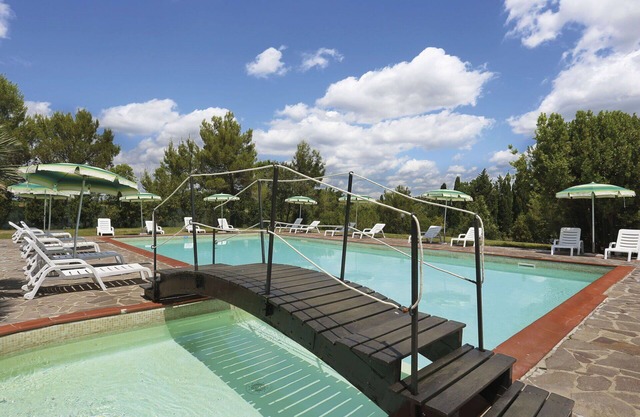 Nice apartment in villa for 4 people with WIFI, pool, terrace and pets allowed