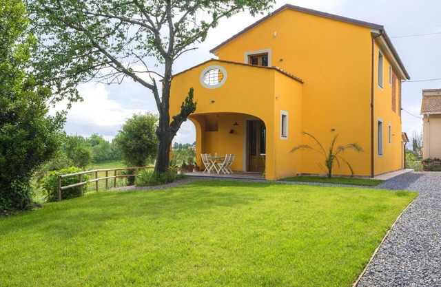 Nice apartment in villa for 4 people with WIFI, pool, A/C and pets allowed