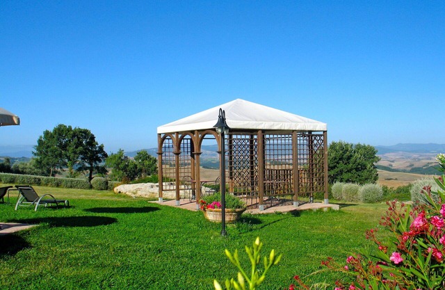 Nice apartment in villa with pool, WIFI, A/C, TV, terrace, panoramic view, close to San Gimignano