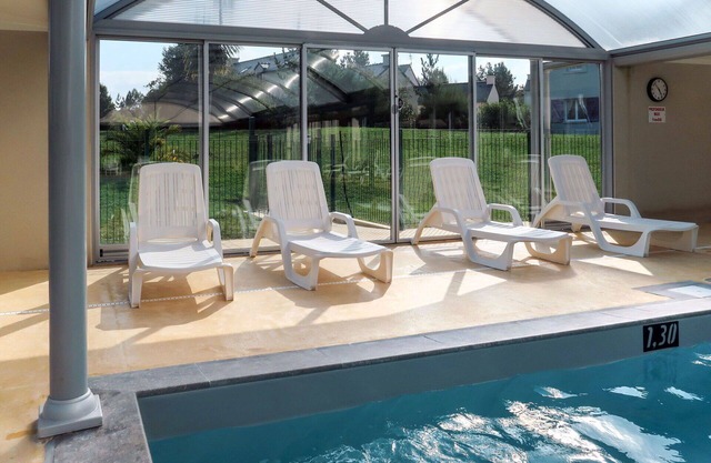 Nice apartment in villa for 4 people with pool, WIFI, TV, terrace, pets allowed and parking