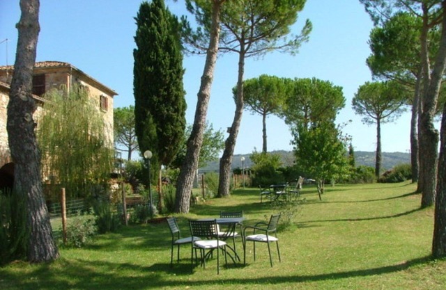 Nice apartment in villa for 4 guests with pool, A/C, WIFI, TV, patio, pets allowed and parking