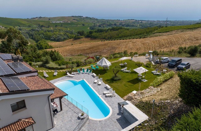 Nice apartment in villa with pool, WIFI, A/C, hot tub, TV, patio, pets allowed and panoramic view