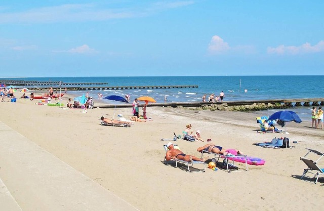 Nice apartments with a garden and a swimming pool 10 minutes from the beach