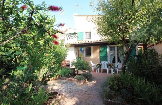 Nice corner house with garden, 2 bedrooms, secured residence LES ONDINES with pool, free wifi,400.