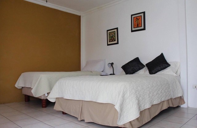 Nice Private Room in Ciudadela Las Garzas, central and secure, Guayaquil