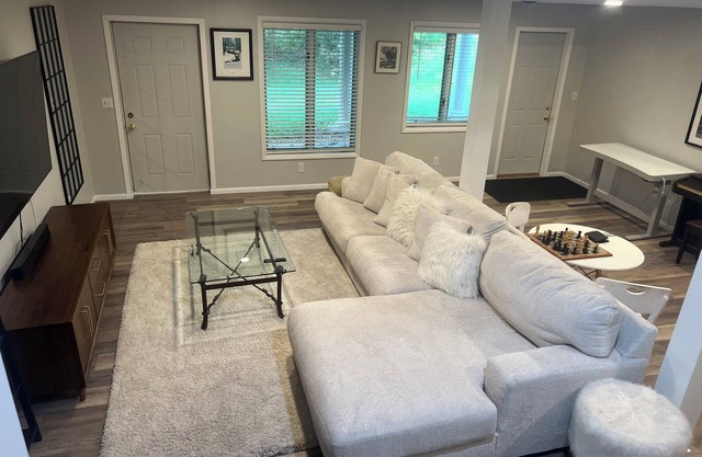 Nice walk-out 2-BR lower floor apartment in home. walking distance to hospital