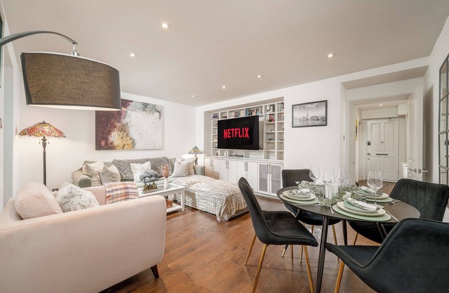 Niru Experience Hidden Gem In Chelsea 2BD 2BA