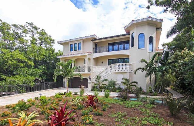 Nirvana Sunrise: 4 BR, 3 BA House in Captiva, Sleeps 10