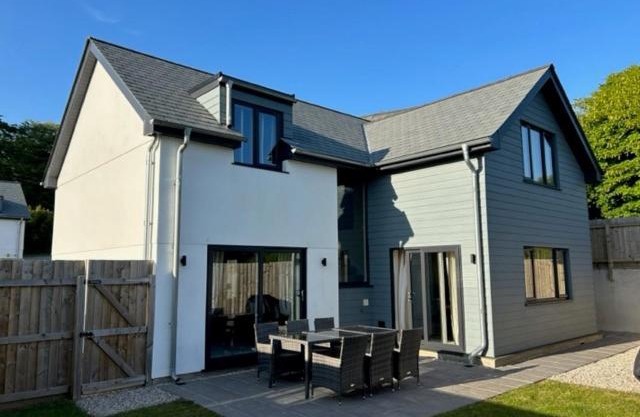 No 1 The Paddock - Spacious holiday home with a hot tub