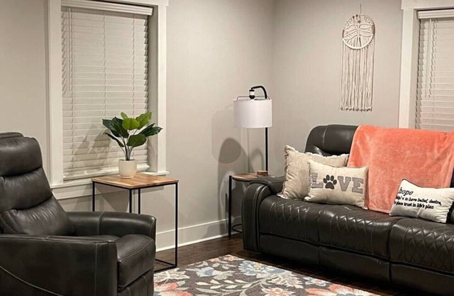 NO CHORE Checkout pets OK mins to I-40 comfy KING