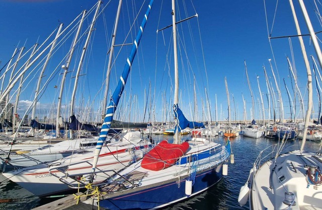Noche en el Mar: Hospédate en un Encantador Velero en Barcelona