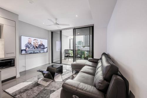 Noir Reverie - Designer Home by the River, Free Carpark, Gym & Pool