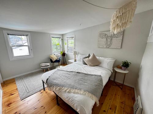 NookSide Nest Upstairs 2bedroom Suite King, Queen Kitchenette, Parking