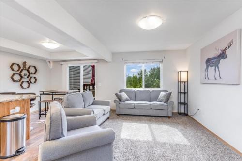 NorthernNest Townhouse w/ Mtn Views & King Suite