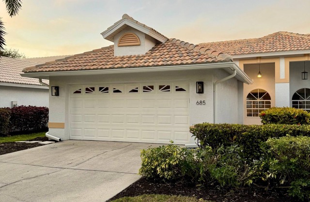 Northshore Lake Villa-West of Tamiami-Sidewalk to Wiggins Pass Beach- 3bds 2 bth