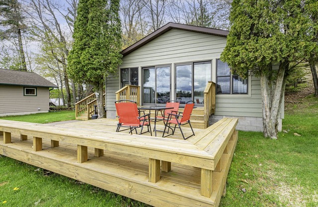Northwoods cabin on pristine Lake Thompson.