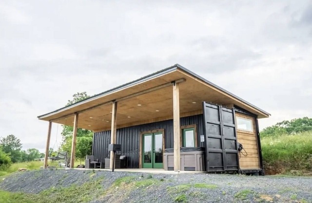 nSecluded Mountain Container - Hot Tub & King Bed