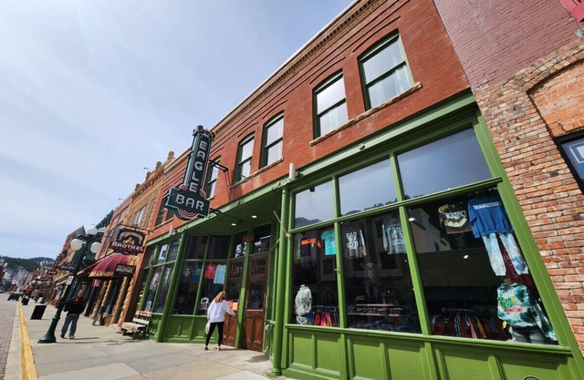 Nugget Suite - Main Street