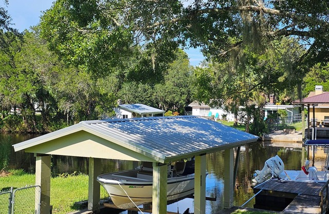 nWaterfront w/dock on mason creek, 2/1 nHomosassa River,30 min ride to springs!