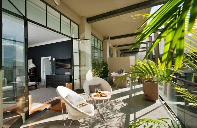 NY-style apt, 2 bed, large sunny terrace, rooftop pool Auckland City