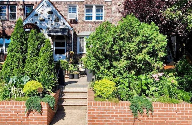 NYC Modern Queens 2 beds with patio parking fire pit bbq