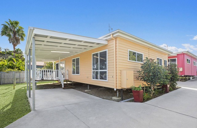 OAHU, part of the Ohana Surf Bungalows (<5 minute walk to beach and shops).