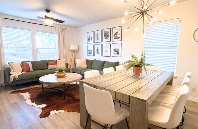 `Oak Grove Bungalow`- Private Downtown Bungalow