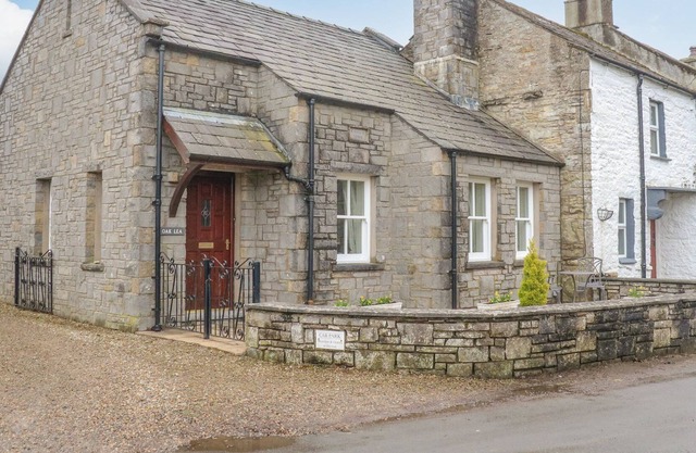 OAKLEA, pet friendly, character holiday cottage in Ravenstonedale