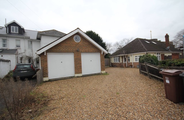 Oaks House- A Spacious Four Bedroom + Two Bathrooms Detached House in Feltham.