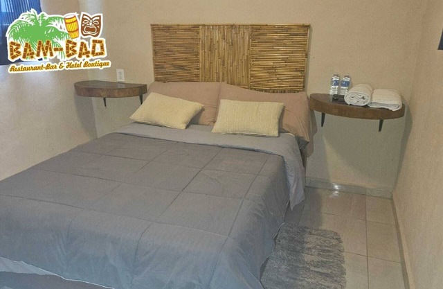 Oasis room, double bed, access to Acapulco Diamante beach, breakfast included.