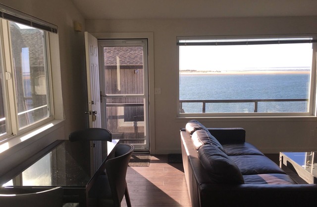 Ocean/Bay Views, Private Beach Access, walk to local eats, minutes to Oceanside