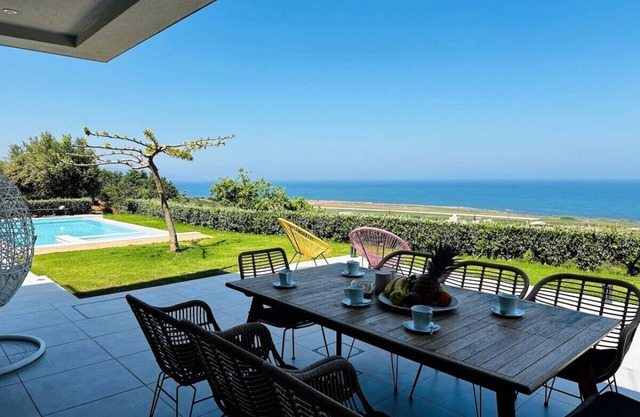 Ocean Crest Villa 10PL 4BD 3BA. 3min to beach