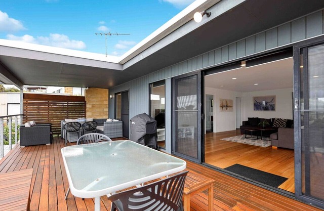 Ocean Escape- 5 Bedroom, 3 bath- Sleeps 11, beach