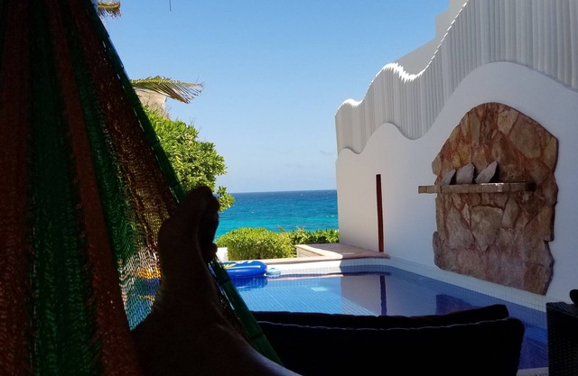 OCEAN FRONT MEXICAN STYLE 4 BED SUITE VILLA, CARIBBEAN BLUE SEA VIEWS AND POOL