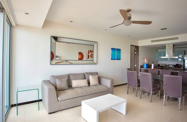 Ocean view 3 bedroom condo! Infinity pool